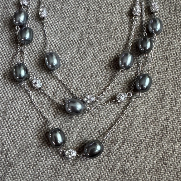Elegant Black Pearl Necklace and Earring Set - Picture 2 of 4